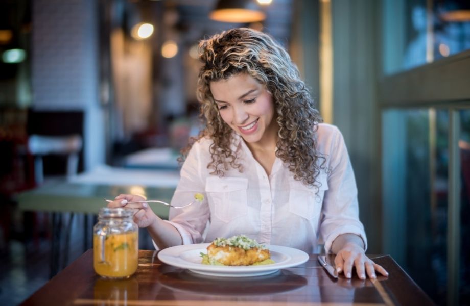 Keto w restauracji: Jak jeść na mieście bez wypadania z ketozy?